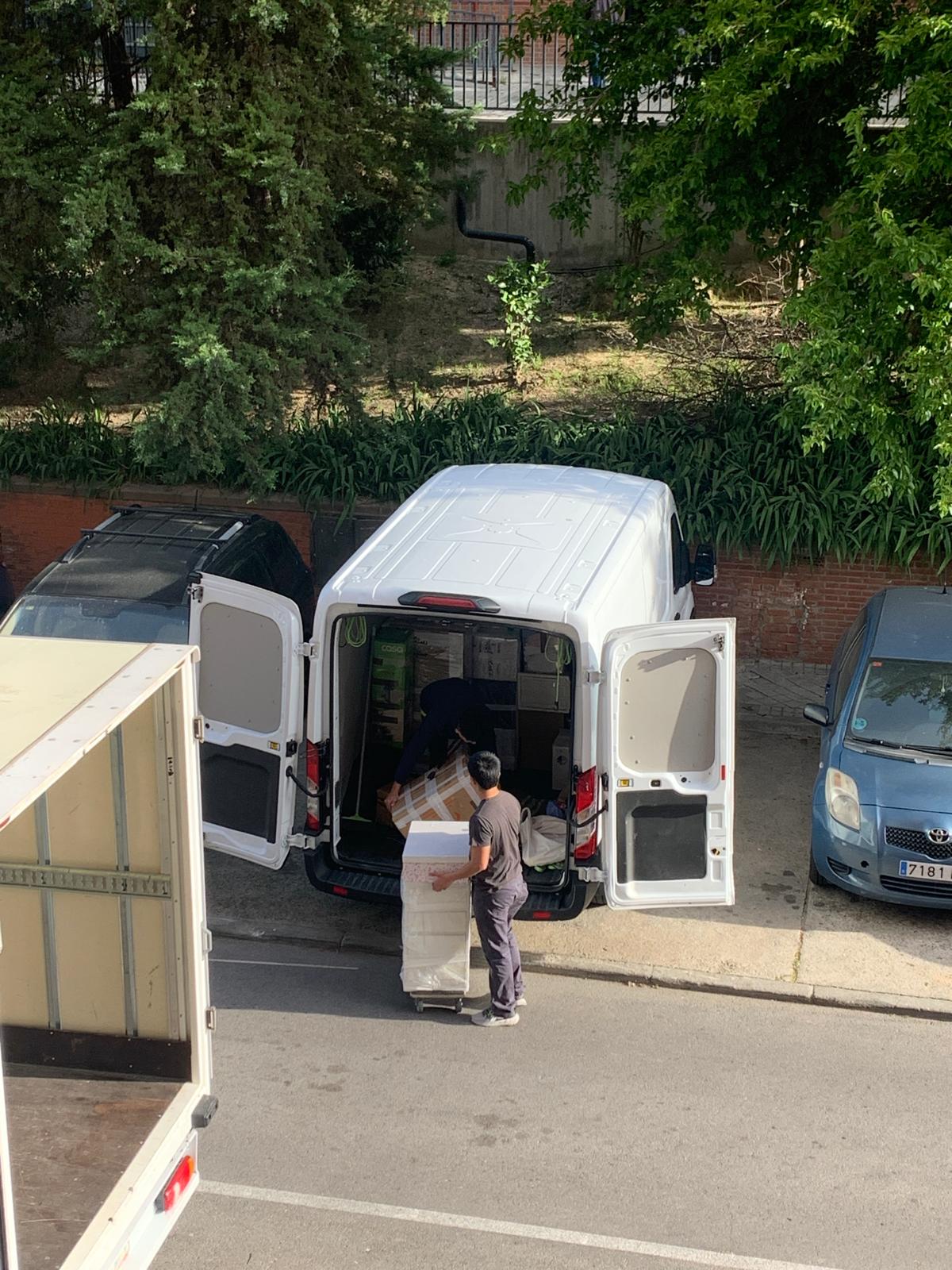 Furgoneta de mudanzas con espacio reservado en una calle de Madrid