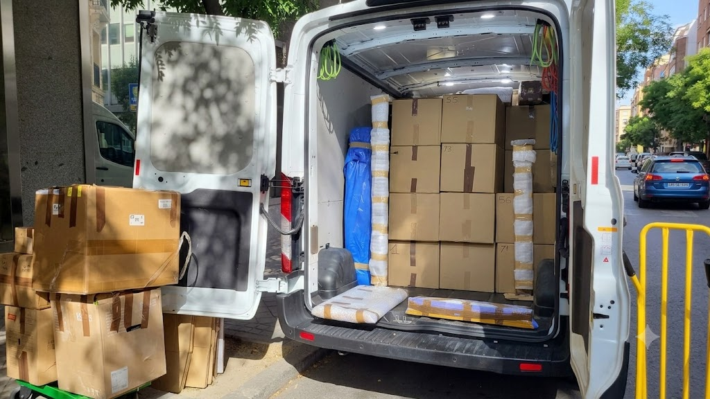 Furgón cargado con un porte de muebles en Madrid